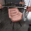 Chaise en velours rose rétro