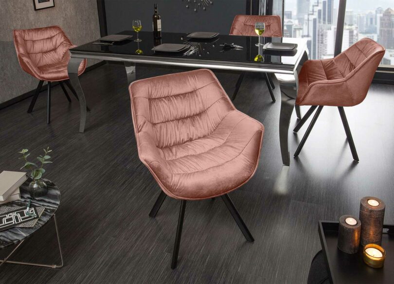 Chaise en velours rose rétro