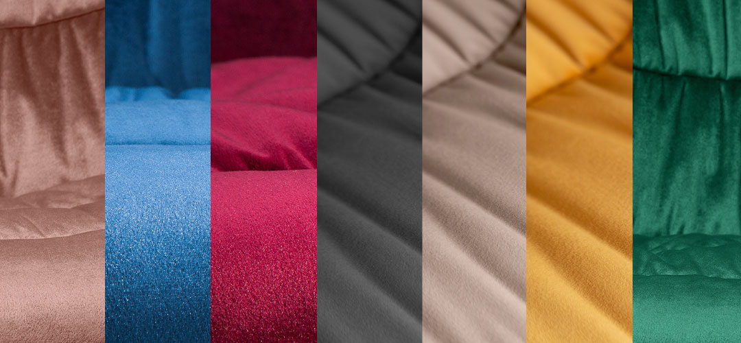 Différentes couleurs de velours des chaises