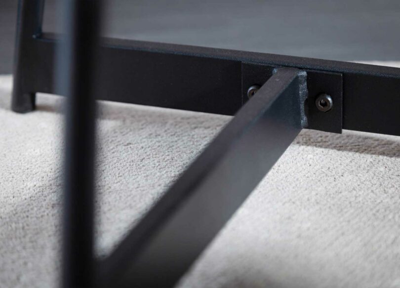 Piétement en métal noir de la table