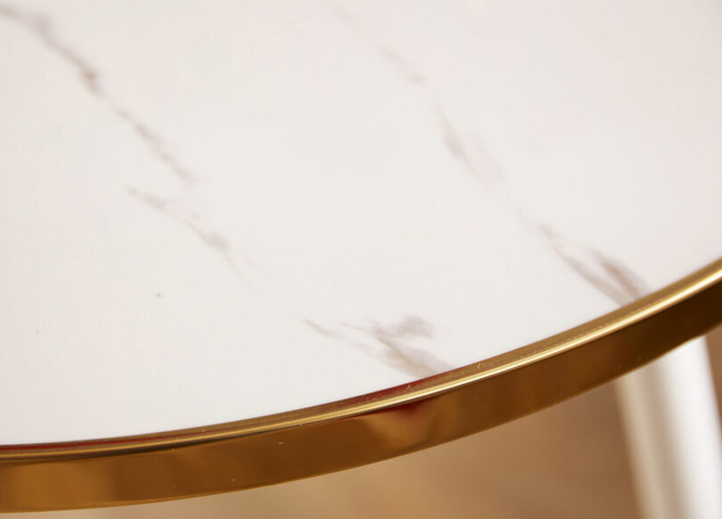 Plateau en blanc effet marbre de la table basse