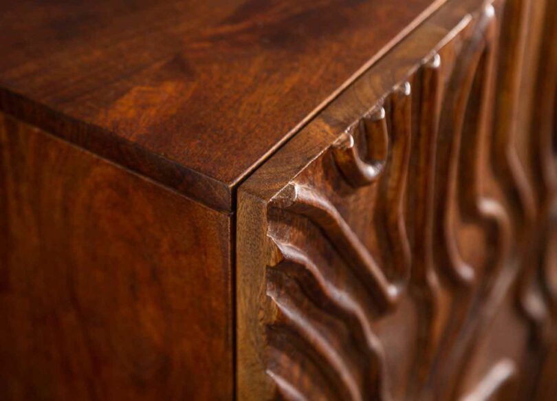 zoom sur le bois du buffet