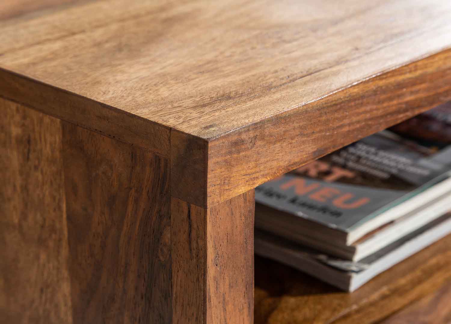 zoom sur la table basse en bois