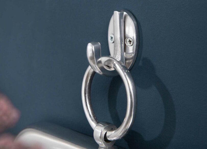 Attache argenté du miroir carré