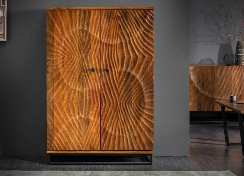 Buffet en bois massif sculpté