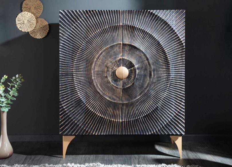 Meuble buffet avec motifs dorés