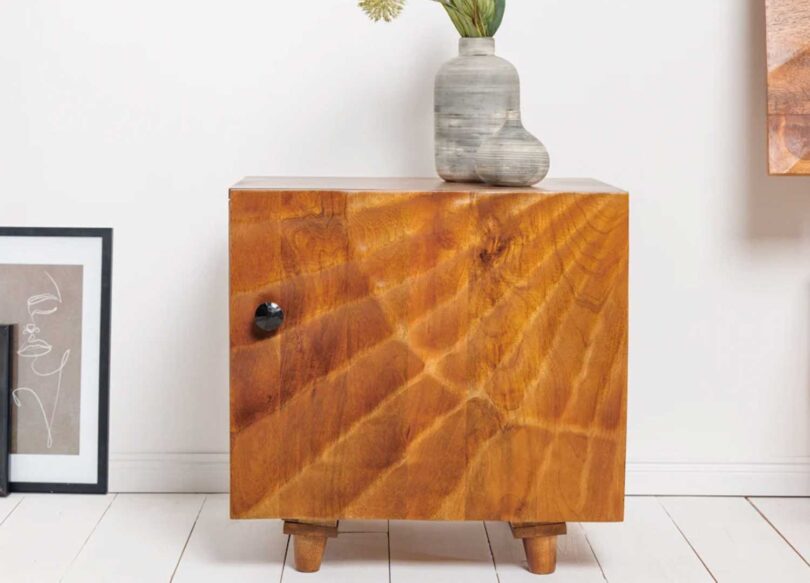 Chevet en bois vu de face