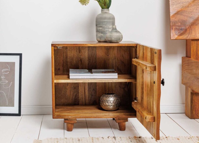 Ouverture du chevet de chambre adulte en bois massif vernis