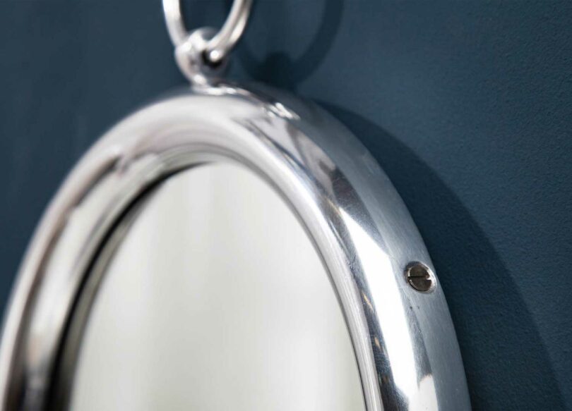 Aspect argenté du miroir rond