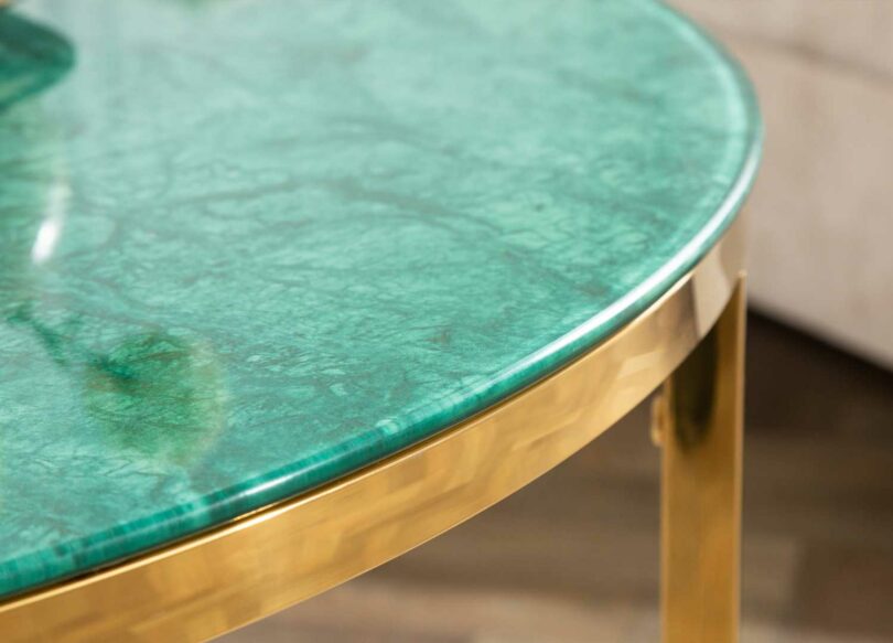 Plateau aspect marbre vert de la table basse
