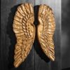 ailes d'anges dorées sur le buffet