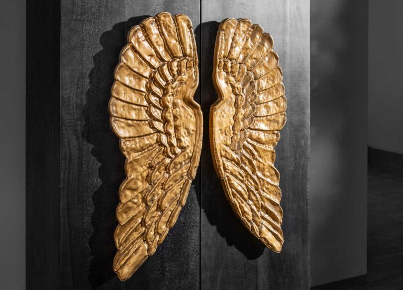ailes d'anges dorées sur le buffet