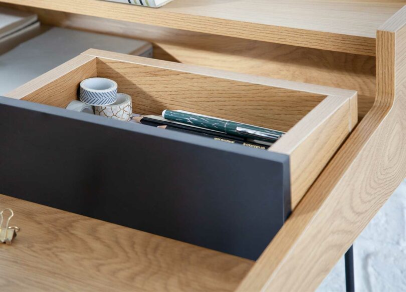 zoom sur les rangements du bureau