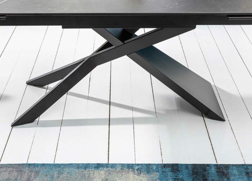 piétement design en métal noir poudré