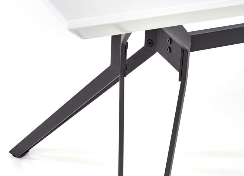 zoom sur le pied de la table de repas en métal noir