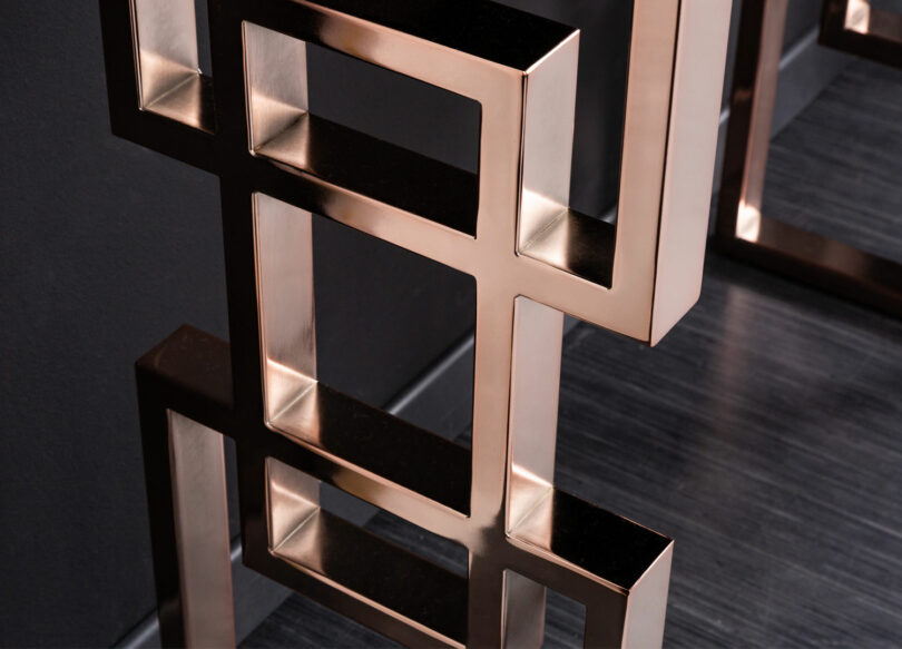 zoom sur le pied design en métal doré rosé