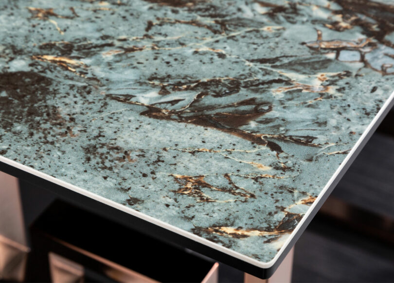 zoom sur le plateau en céramique aspect marbre turquoise
