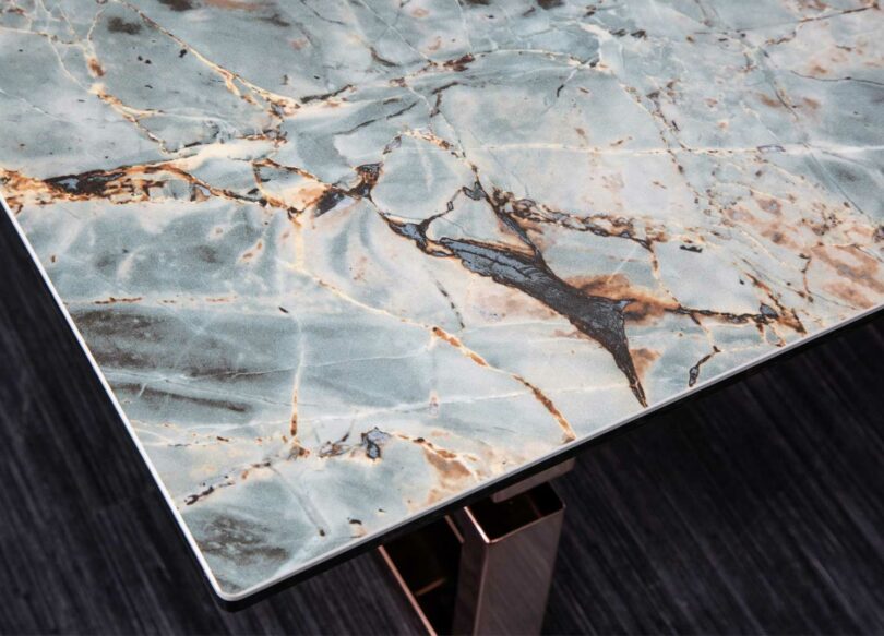 zoom sur le plateau aspect marbre turquoise