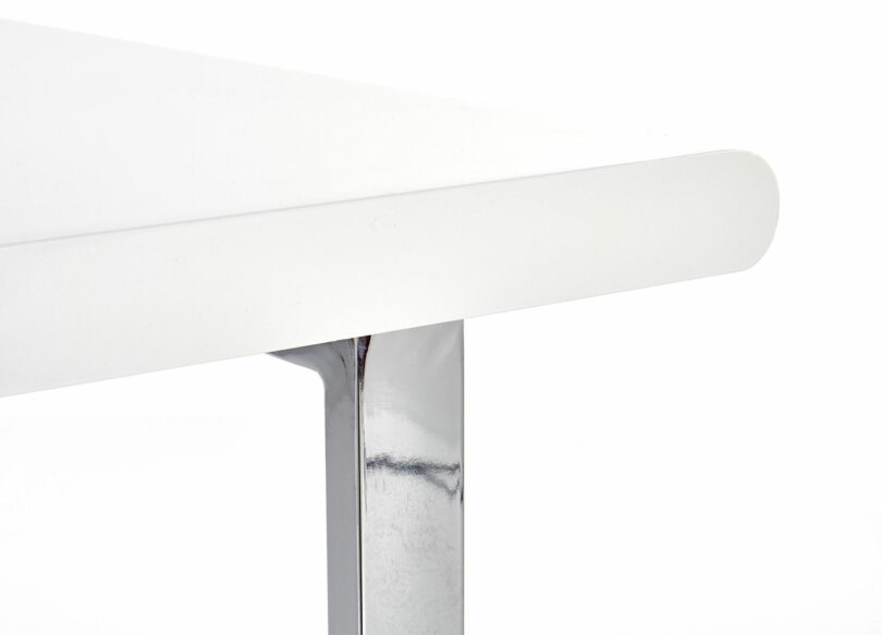 zoom sur le plateau blanc brillant