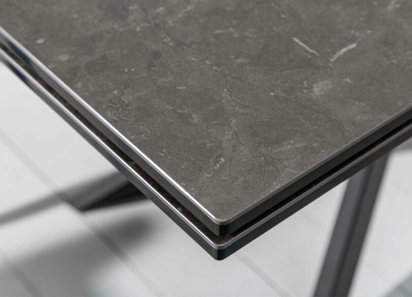 zoom sur le plateau en céramique aspect graphite