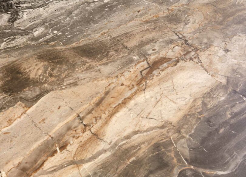 zoom sur le plateau en céramique aspect marbre taupe