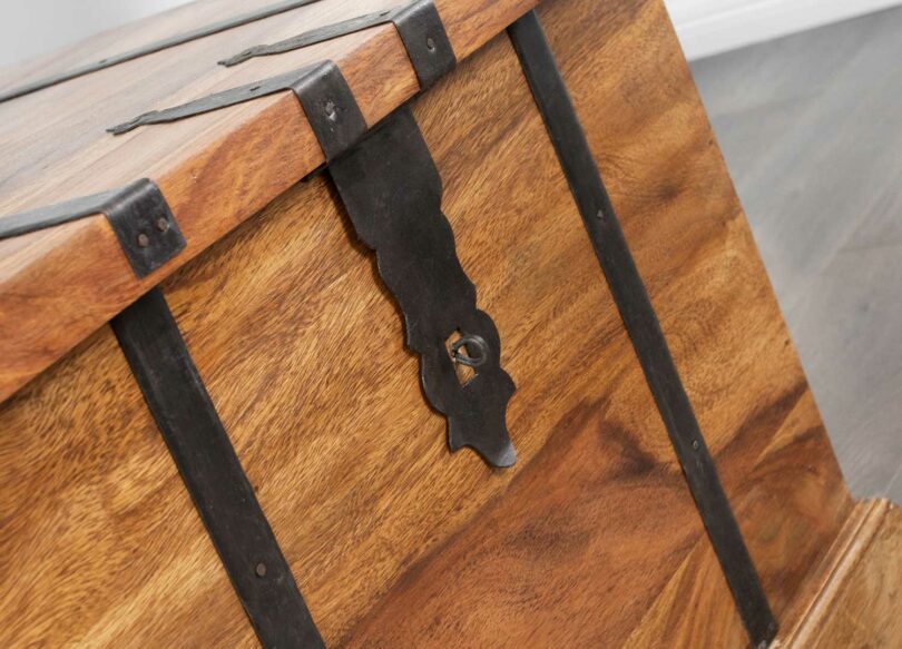 zoom sur la table en bois
