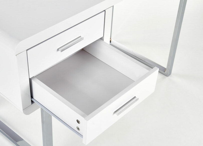 zoom sur les tiroirs du bureau