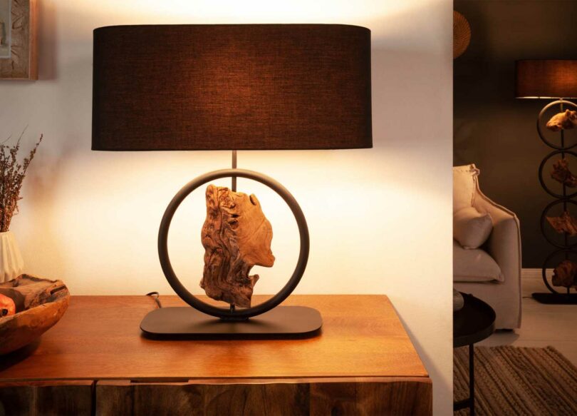 Lampe allumée en métal noir et bois acacia
