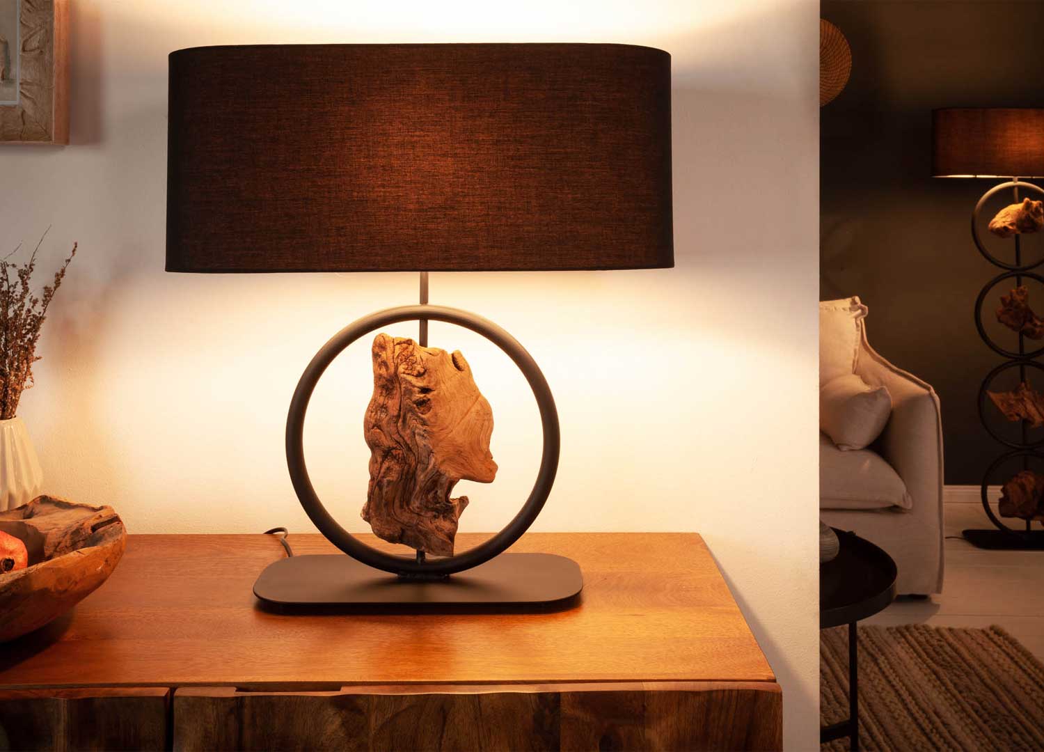 Lampe à poser en métal noir avec décoration en bois non traité