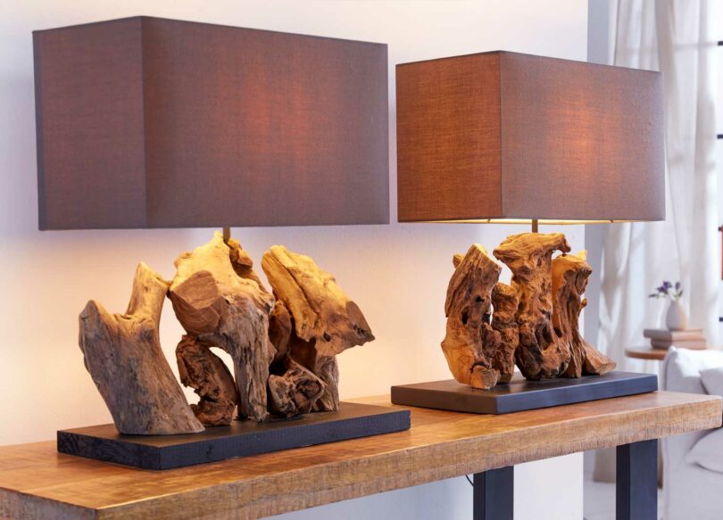 Lampe avec base en bois flotté unique