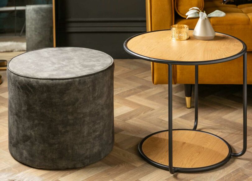 Table d'appoint en chêne et pouf en velours gris