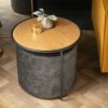 Rangement du pouf sur la table d'appoint