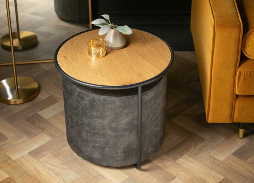 Rangement du pouf sur la table d'appoint