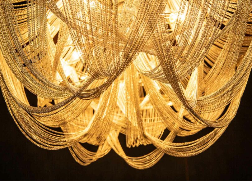 Chaînes argentées du luminaire suspendue