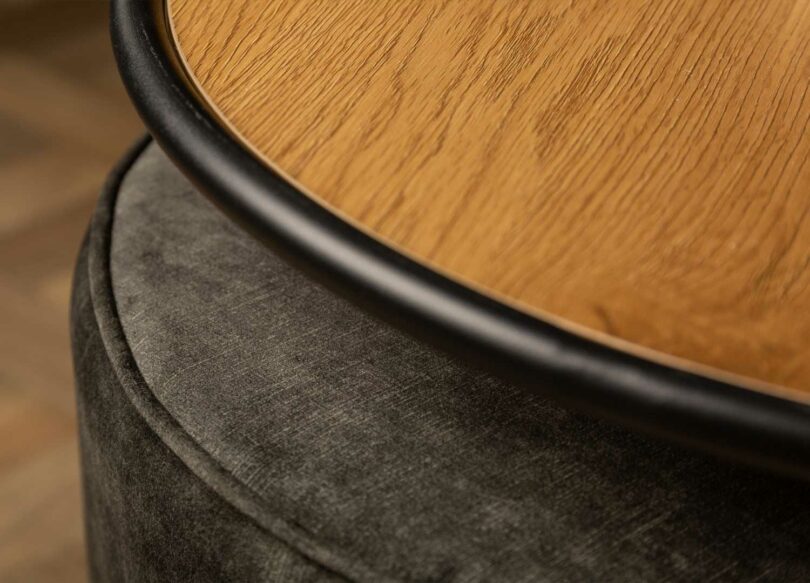 Zoom sur la structure en métal noir de la table d'appoint