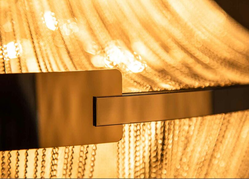 Détails du luminaire design argenté