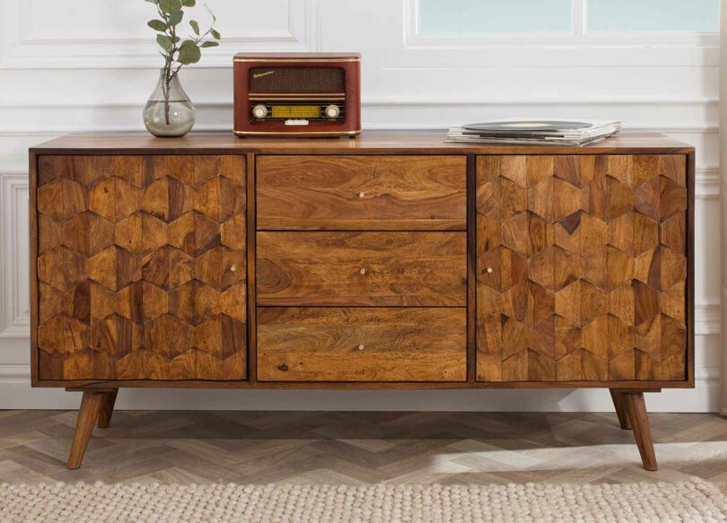 meuble de rangement pour le salon en bois massif