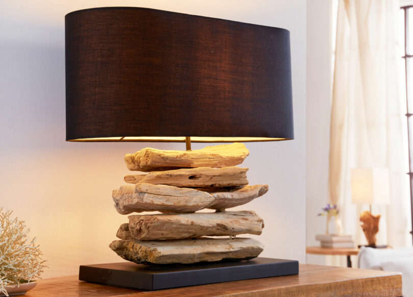 Lampe allumée en lin noir et bois flotté