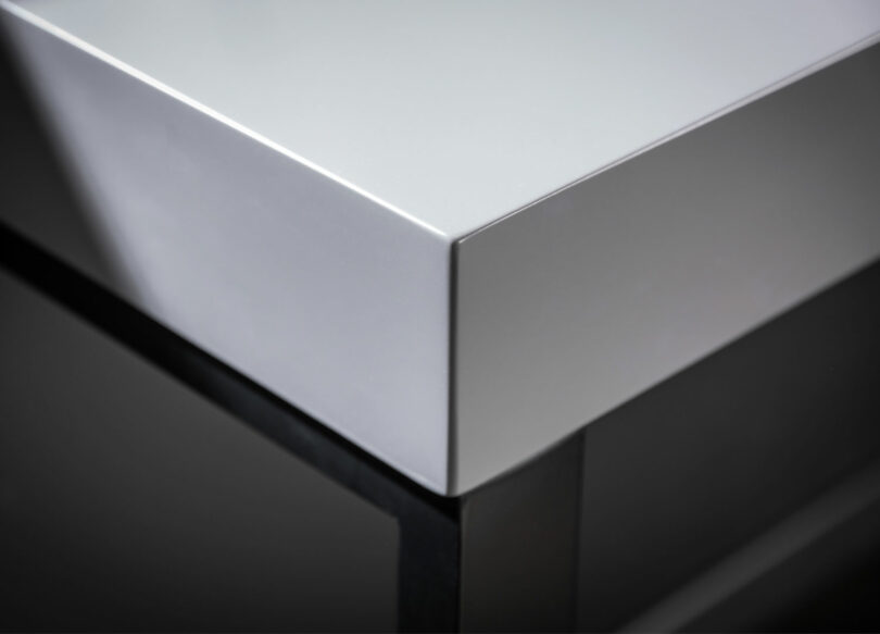 zoom sur le plateau gris laqué