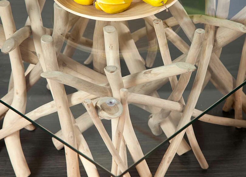 plateau en verre de la table basse en bois flotté