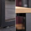 zoom sur la structure du bureau en métal noir
