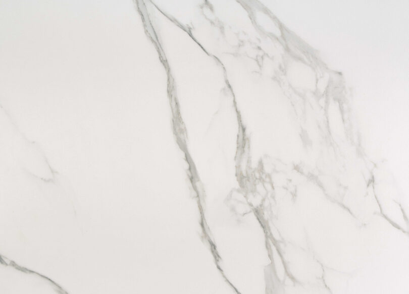 zoom sur le plateau effet marbre blanc