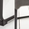 zoom sur le pied cantilever en métal noir