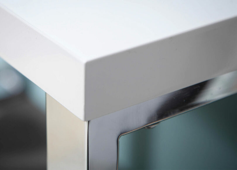 zoom sur le plateau blanc brillant