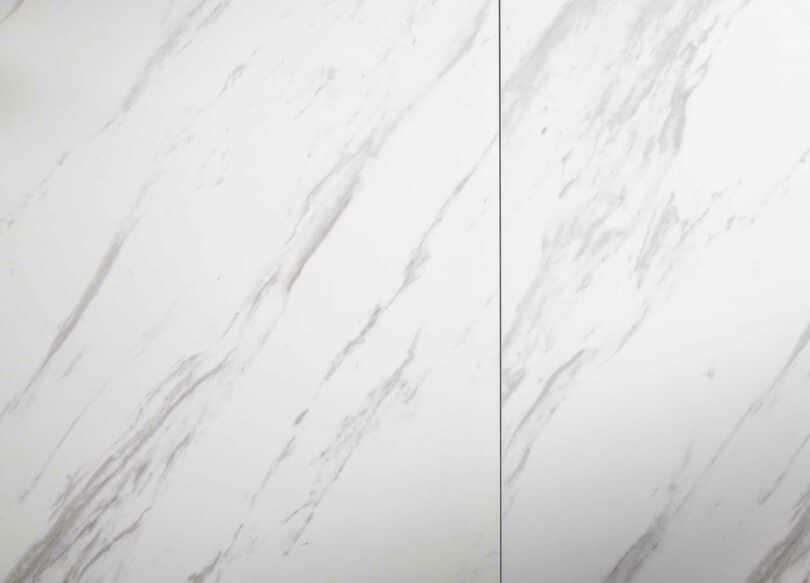 aspect marbre blanc du plateau