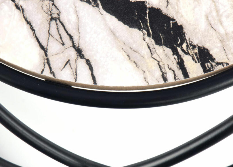 zoom sur le plateau effet marbre blanc et noir