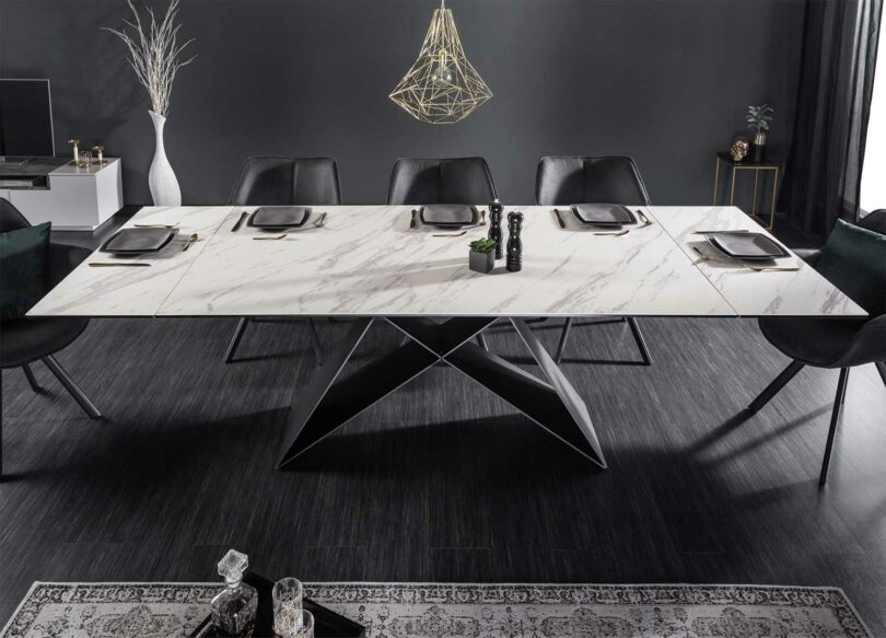 table de repas contemporaine en céramique aspect marbre