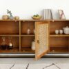Ouverture du buffet en bois massif et rotin design