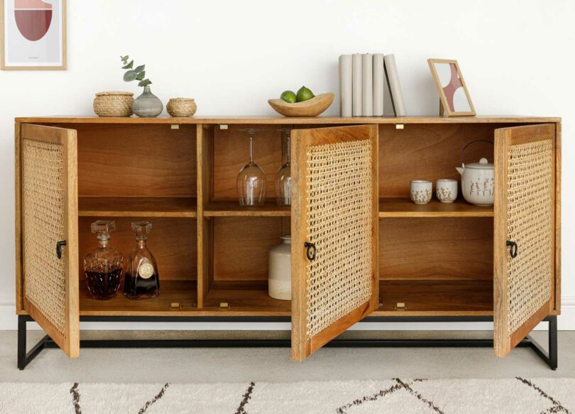 Ouverture du buffet en bois massif et rotin design