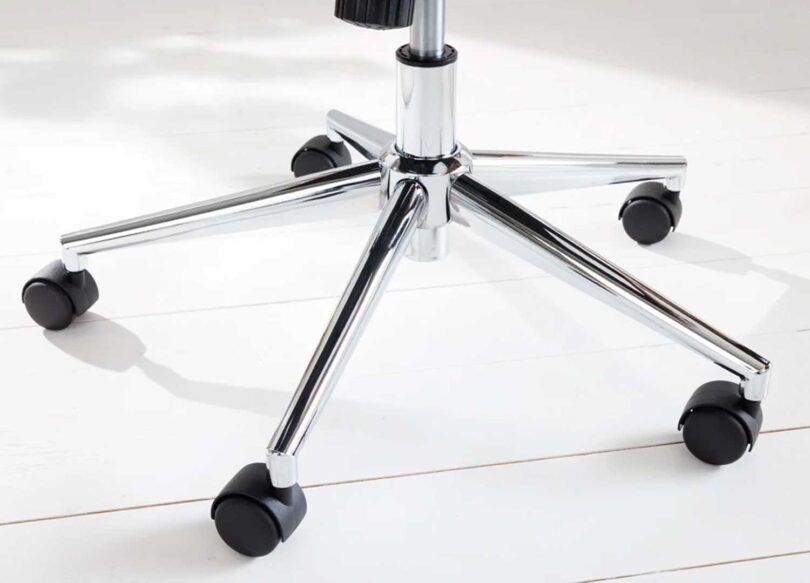 Piétement sur roulettes de la chaise de bureau